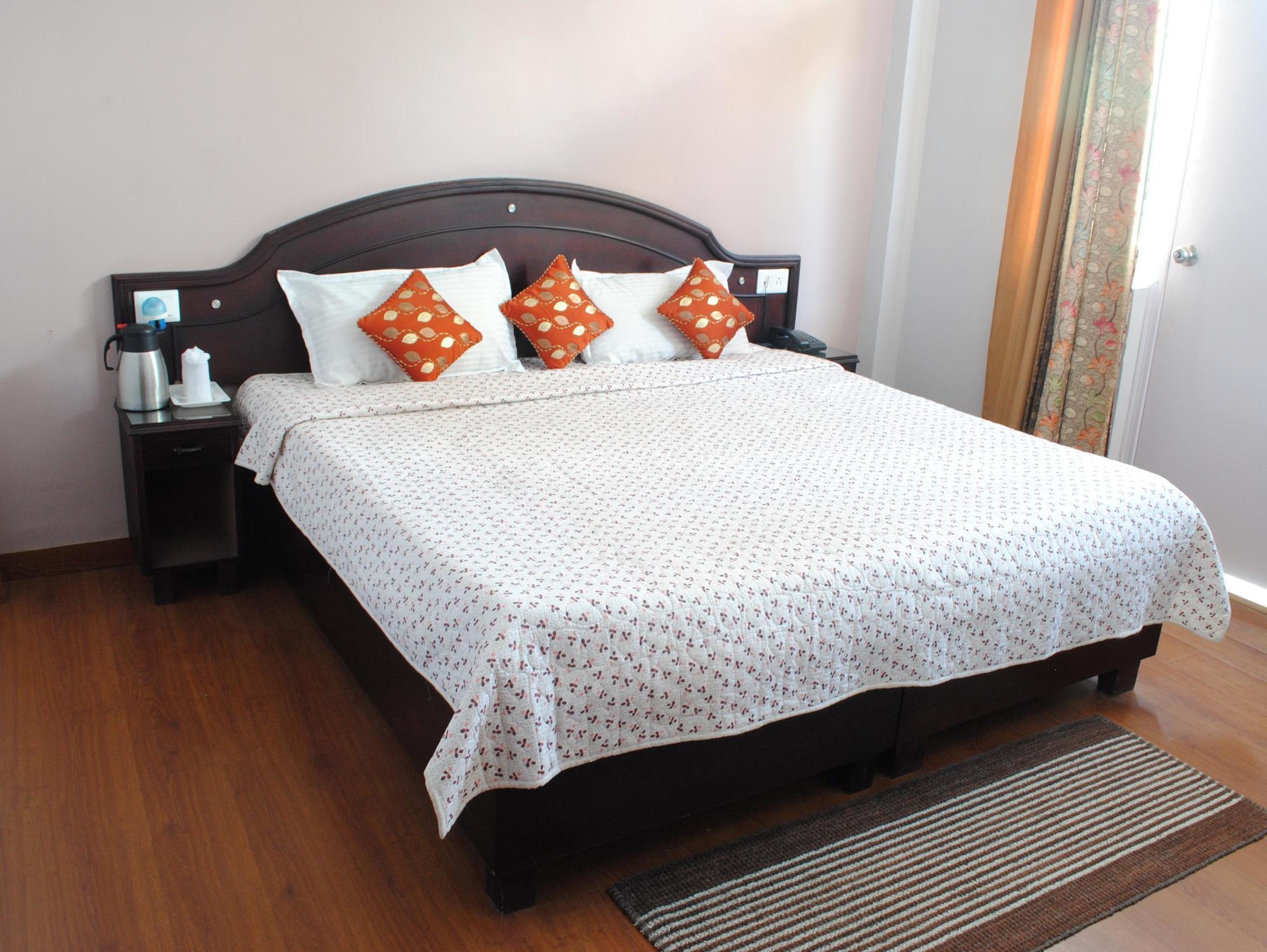 Clarks Inn Binsar Eksteriør billede