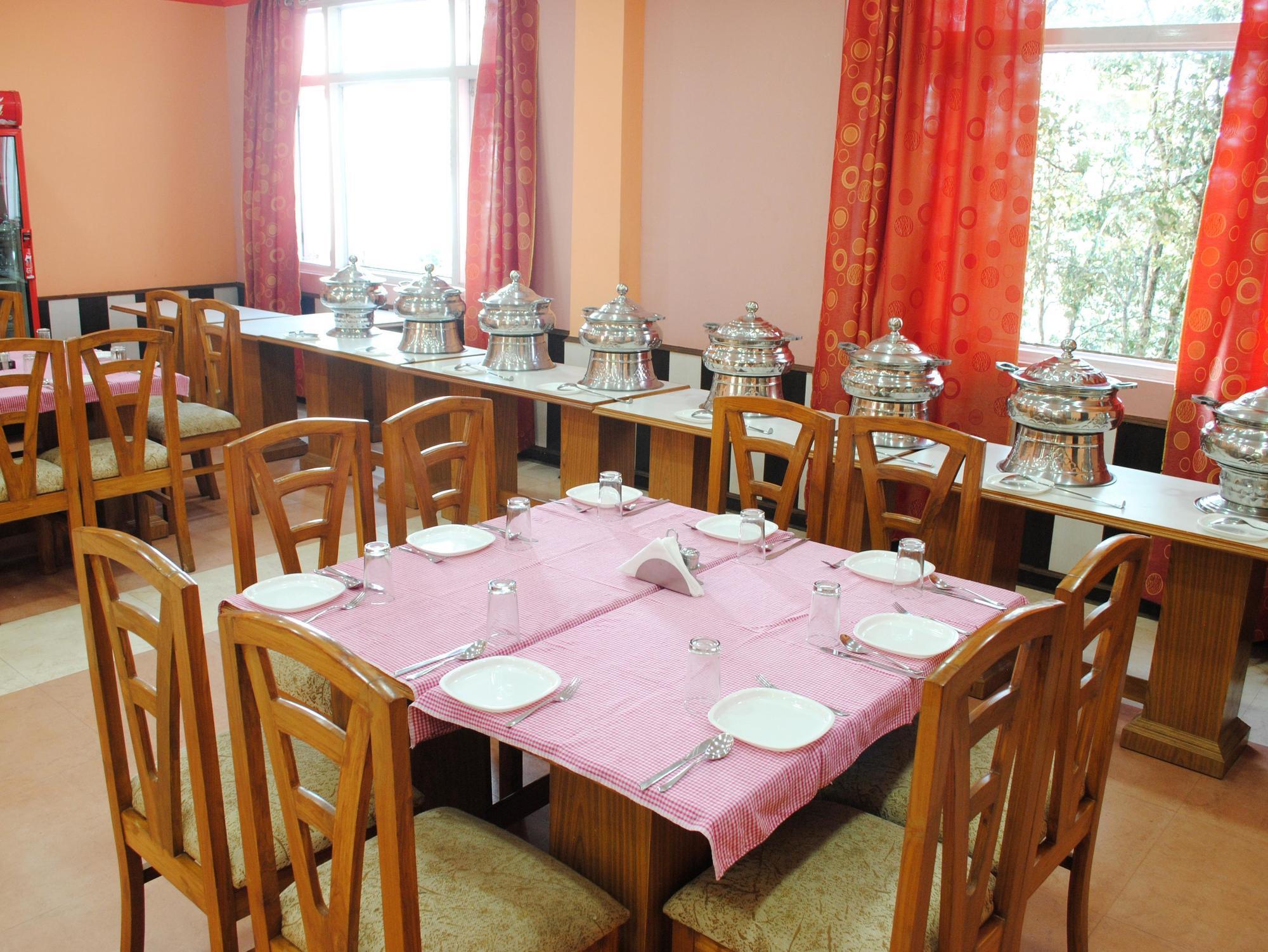 Clarks Inn Binsar Eksteriør billede