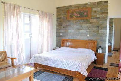 Clarks Inn Binsar Eksteriør billede